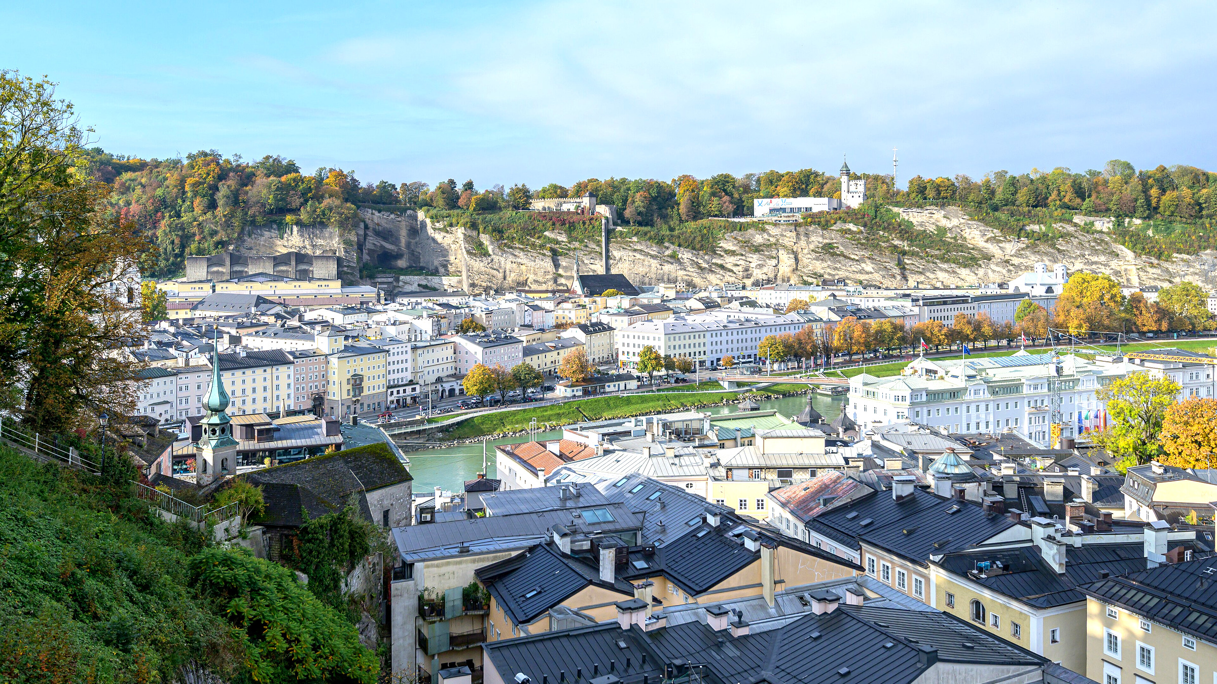 Bewaldeter Mönchsberg mit historischen Gebäuden über Salzburg